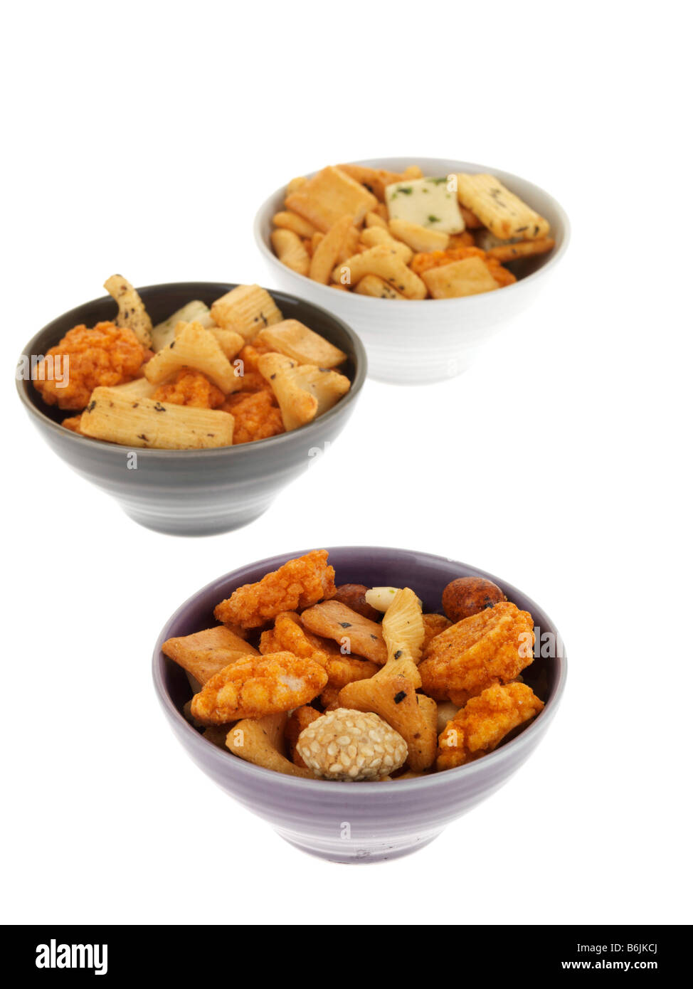 Bocce di piccante e speziato stile giapponese cracker salato parte del cibo servito in feste e buffet di snack dito contro uno sfondo bianco Foto Stock