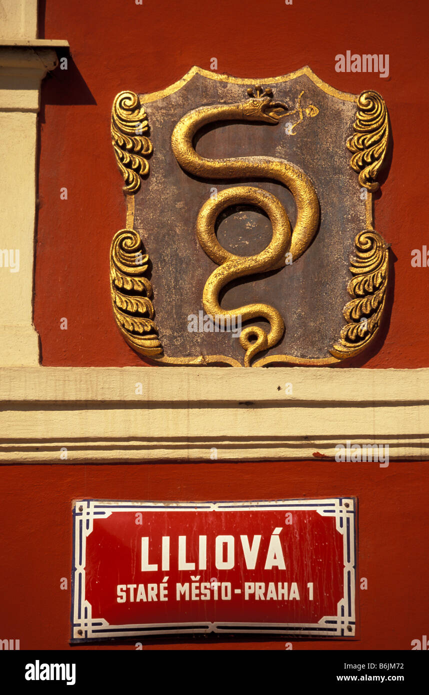 Europa, Repubblica Ceca, cento. Boemia Praga (Praha) Città Vecchia; Il Golden Snake (b. 1708), il più antico di Praga casa di caffè Foto Stock