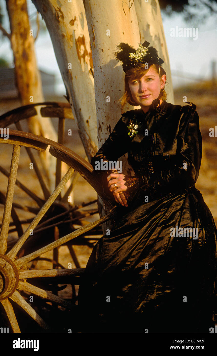 Giovane donna nella Barossa Valley South Australia di origine tedesca che indossa il vecchio abito da sposa di sua nonna. Foto Stock