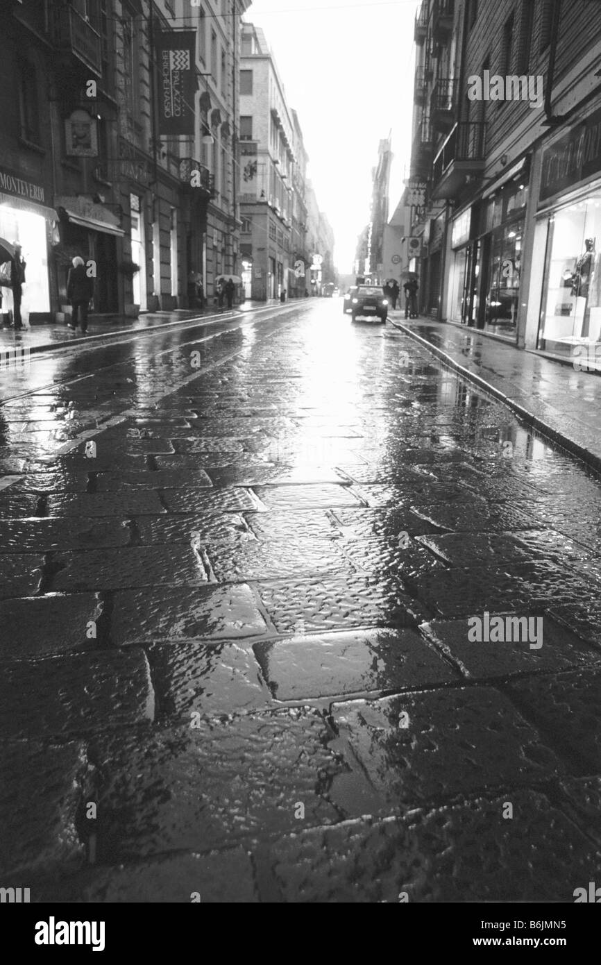 Torino Italia, Strada bagnata sera Foto Stock