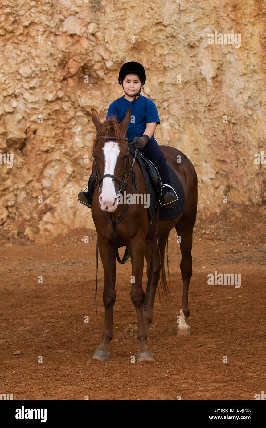 Ragazzo giovane equitazione Foto Stock