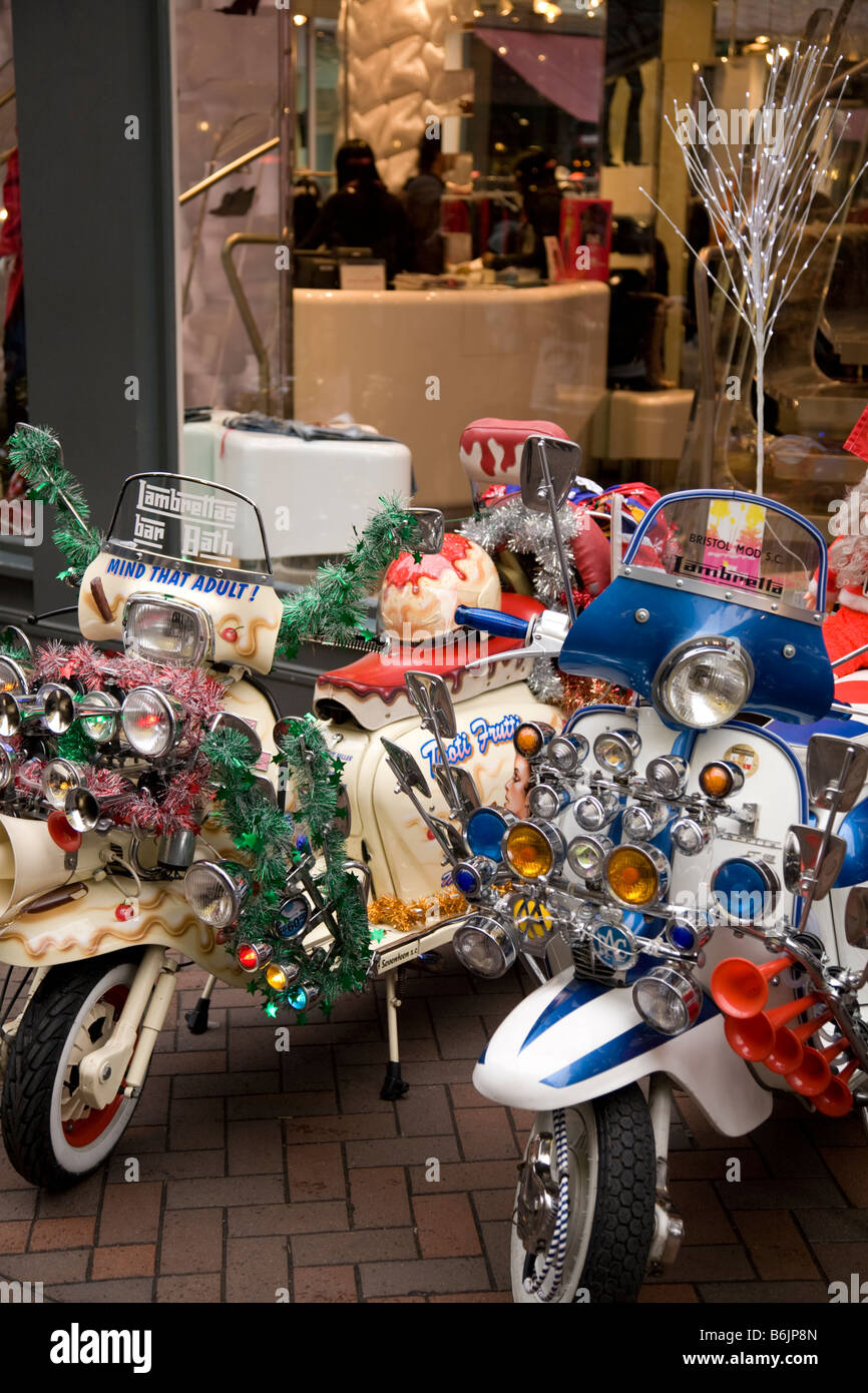 MODS scooters vespa lambrettas in Carnaby Street, Londra, Inghilterra Foto Stock