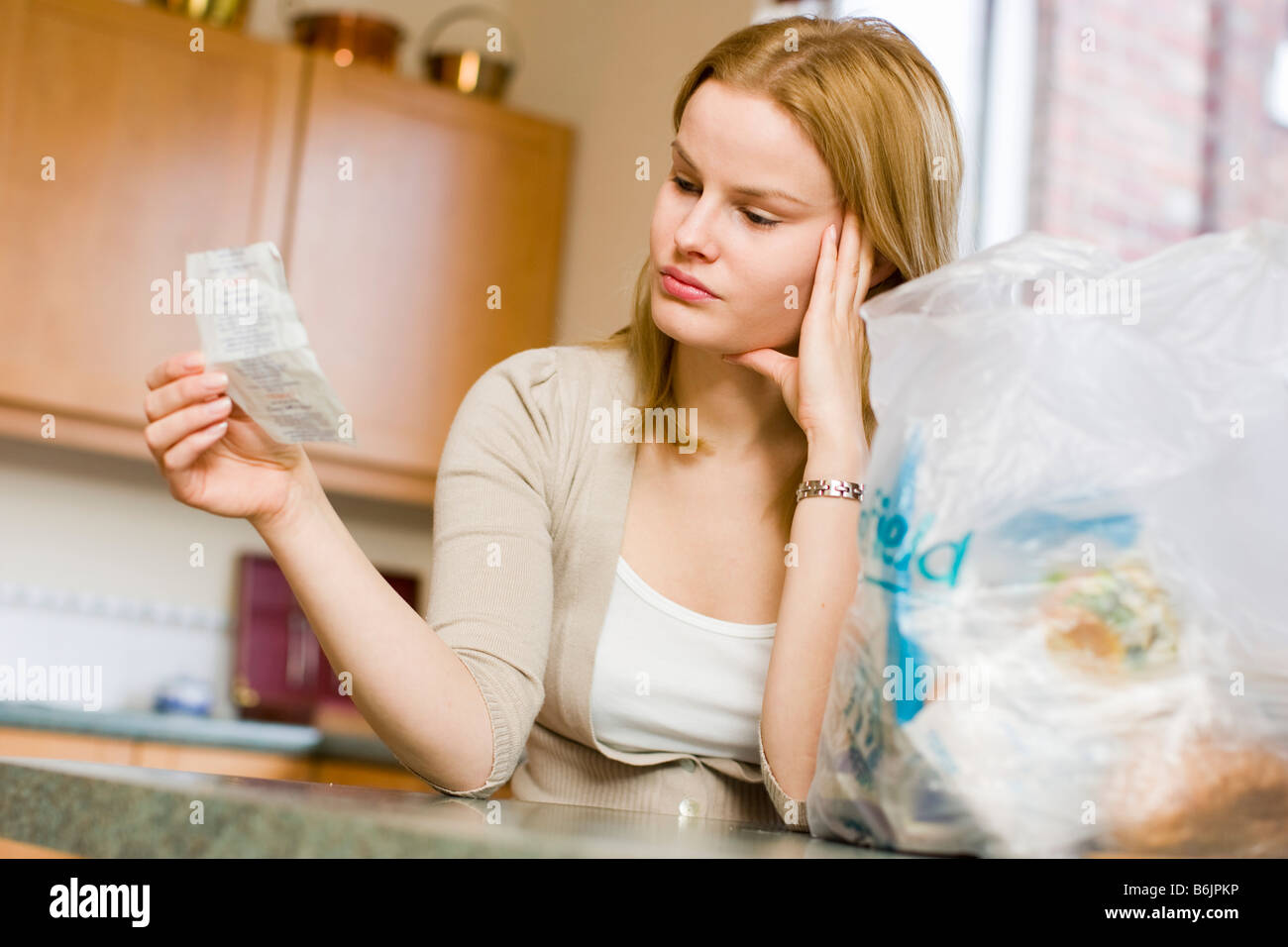 Donna Verifica prezzi per lo shopping Foto Stock