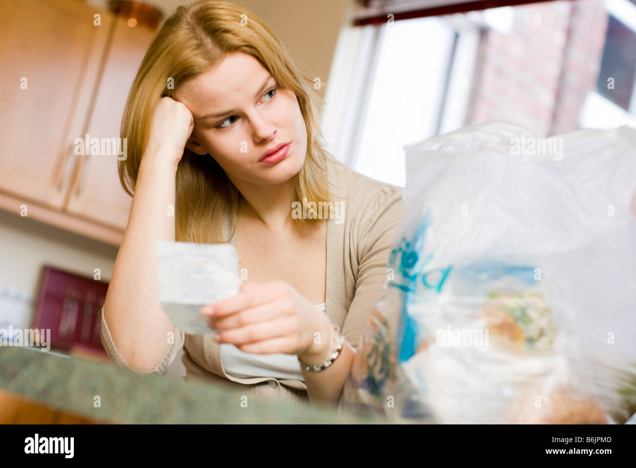 Donna Verifica prezzi per lo shopping Foto Stock