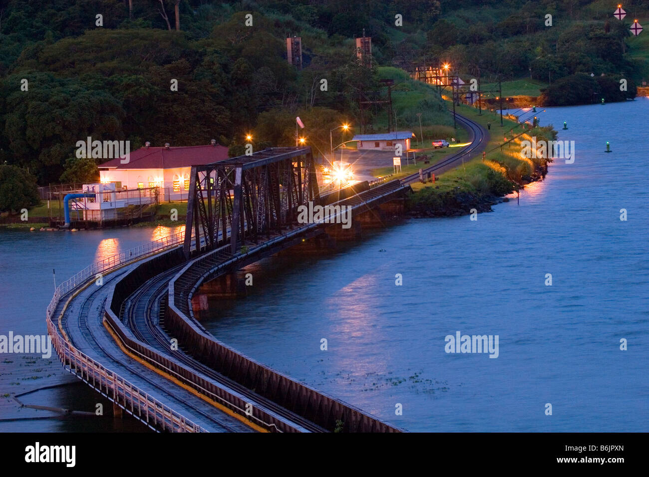 Panama, Panama Canal, la bocca del Fiume Chagres nel Canale di Panama. Ponte a Gamboa, ponte ferroviario, blu ora, foresta pluviale Foto Stock