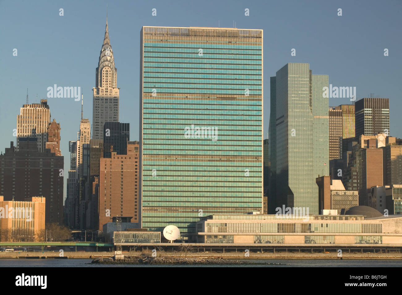 Stati Uniti d'America, New York New York City Manhattan: Chrysler & Palazzo dell'ONU / Vista la mattina da Long Island City / Queens Foto Stock