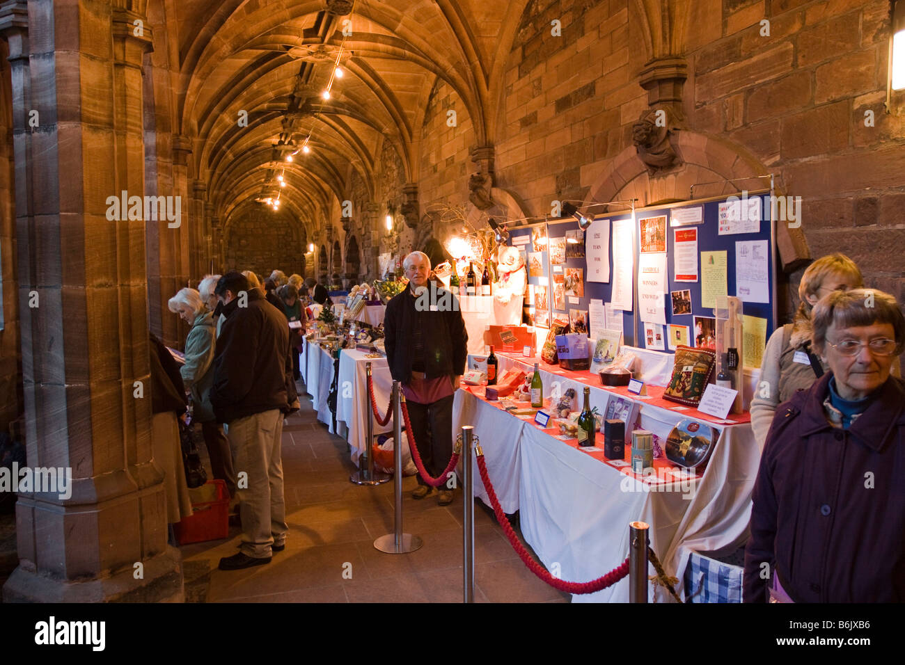 Regno Unito Cheshire Chester Cathedral chiostro tombola in stallo la raccolta di fondi per beneficenza Foto Stock