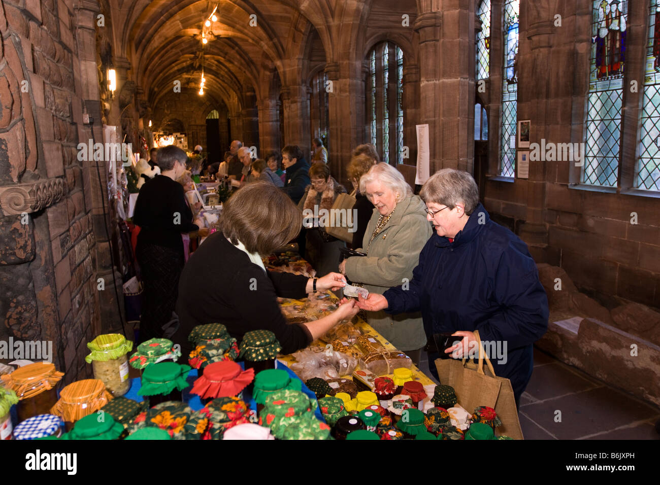 Regno Unito Cheshire Chester Cathedral chiostro marmellata fatta in casa torta i clienti di stallo la raccolta di fondi per beneficenza Foto Stock