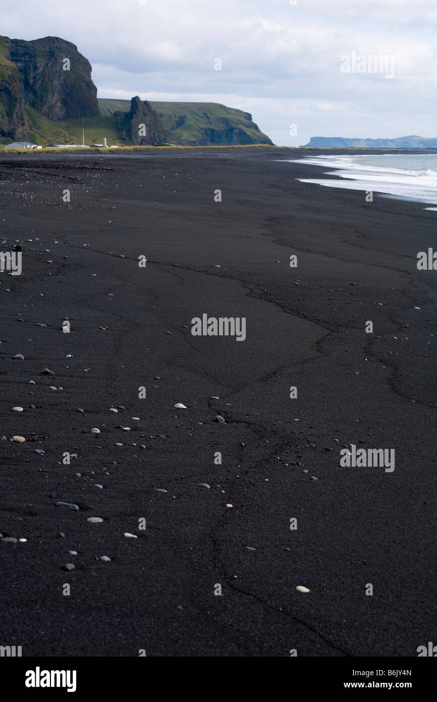 Lava nera spiaggia di sabbia a Vík sud Islanda Foto Stock