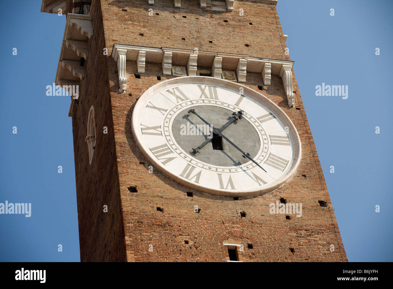 La Torre dei Lamberti. Lamberti's Tower, Verona, Piazza delle Erbe, Veneto, Italia Foto Stock