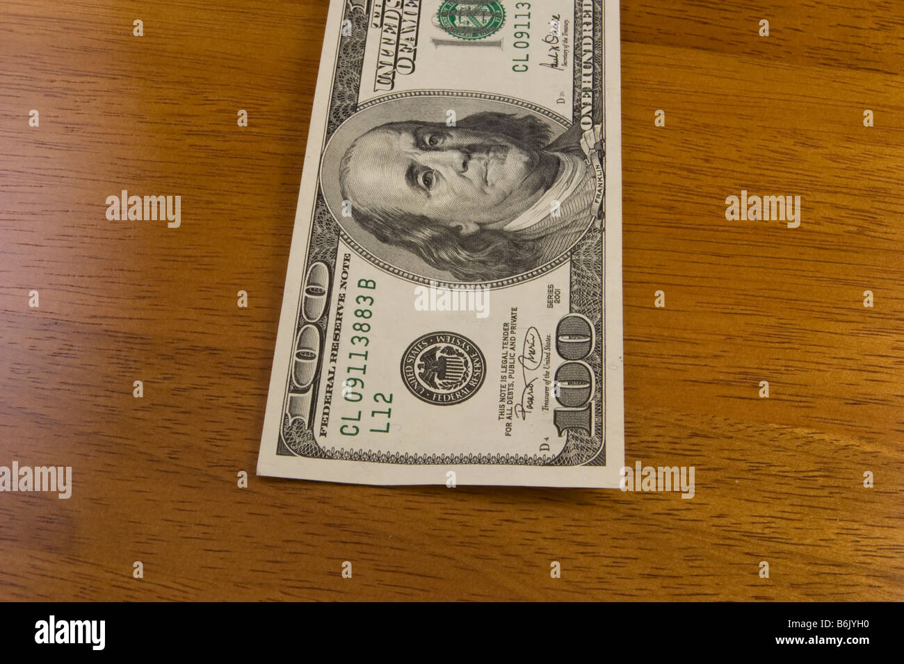 American 100 fatture del dollaro sul tavolo di legno Foto Stock