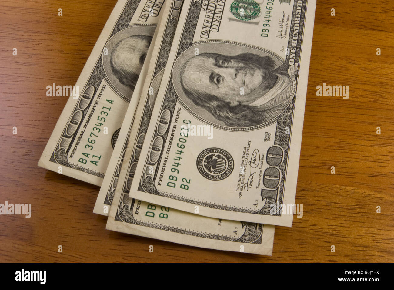 American $100 fatture del dollaro sul tavolo di legno Foto Stock