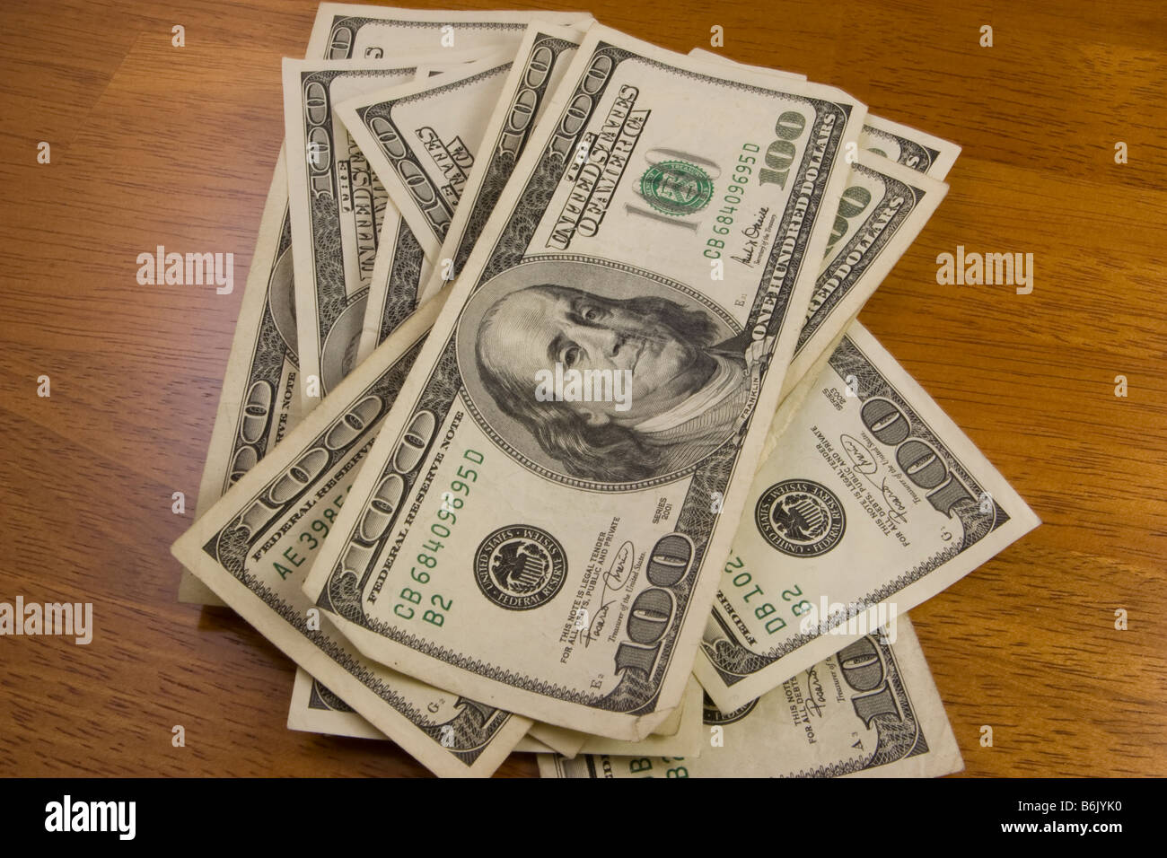 Stati Uniti $100 fatture del dollaro sul tavolo di legno Foto Stock