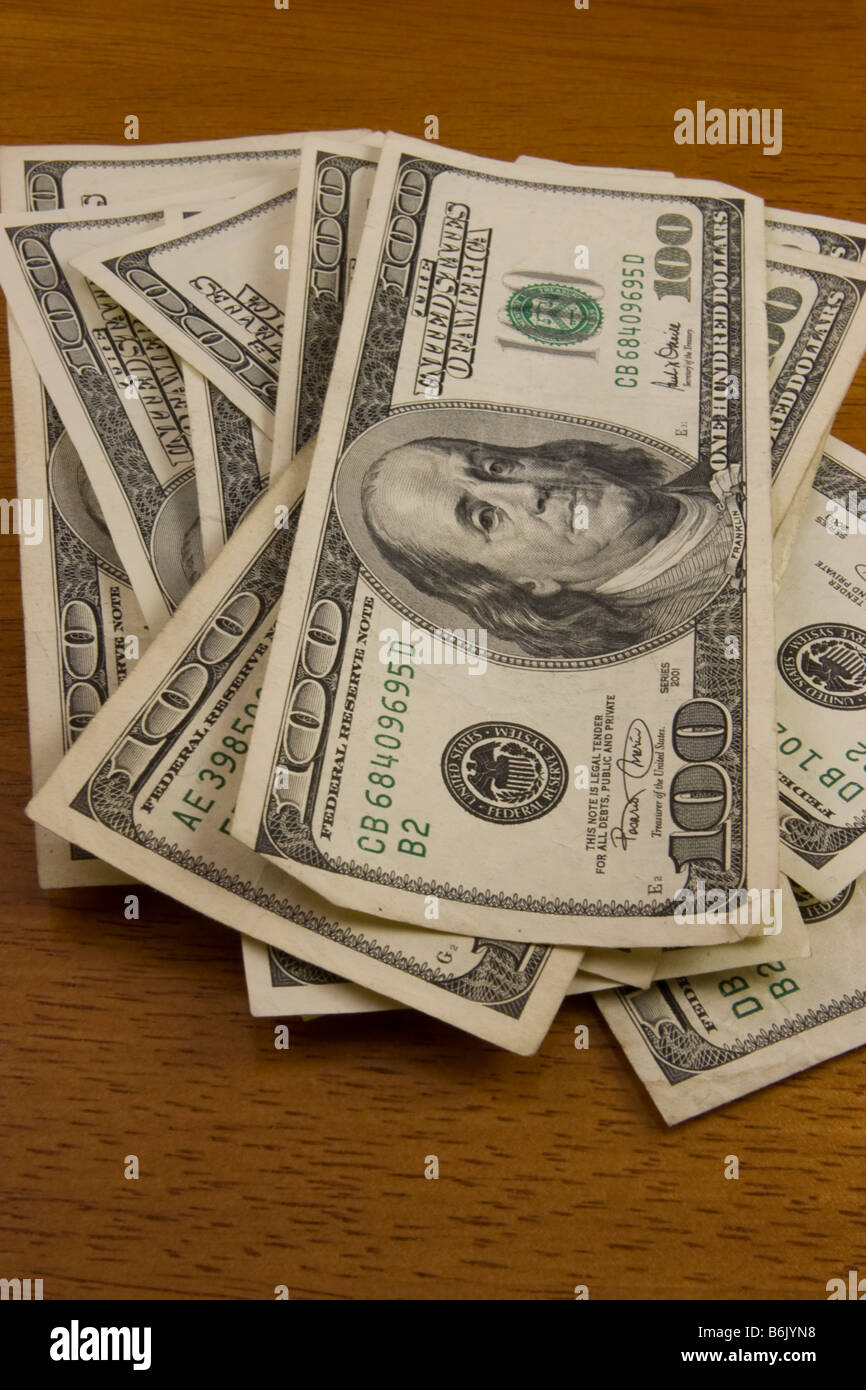 Stati Uniti $100 fatture del dollaro sul tavolo di legno Foto Stock