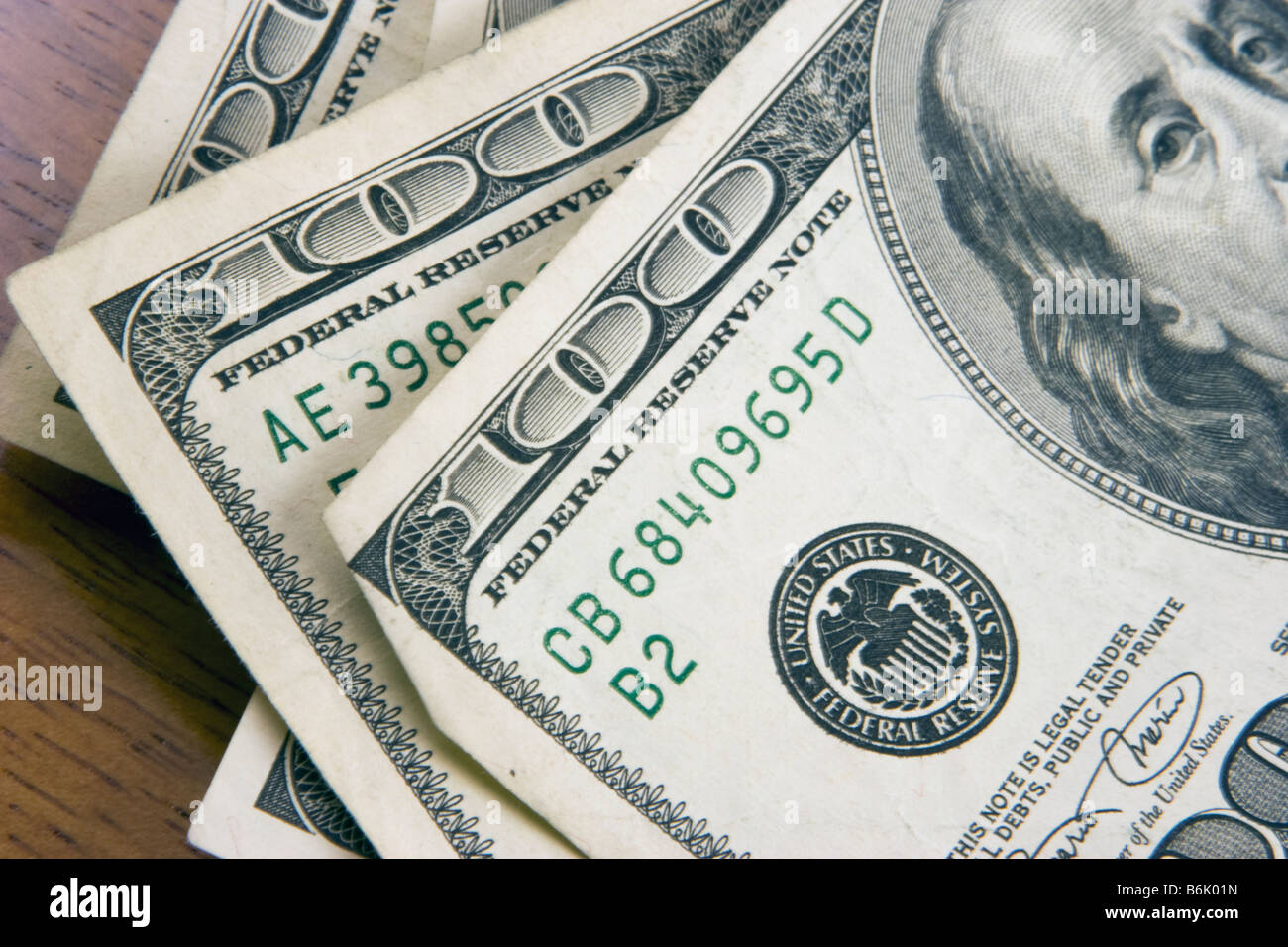 American 100 fatture del dollaro sul tavolo di legno Foto Stock