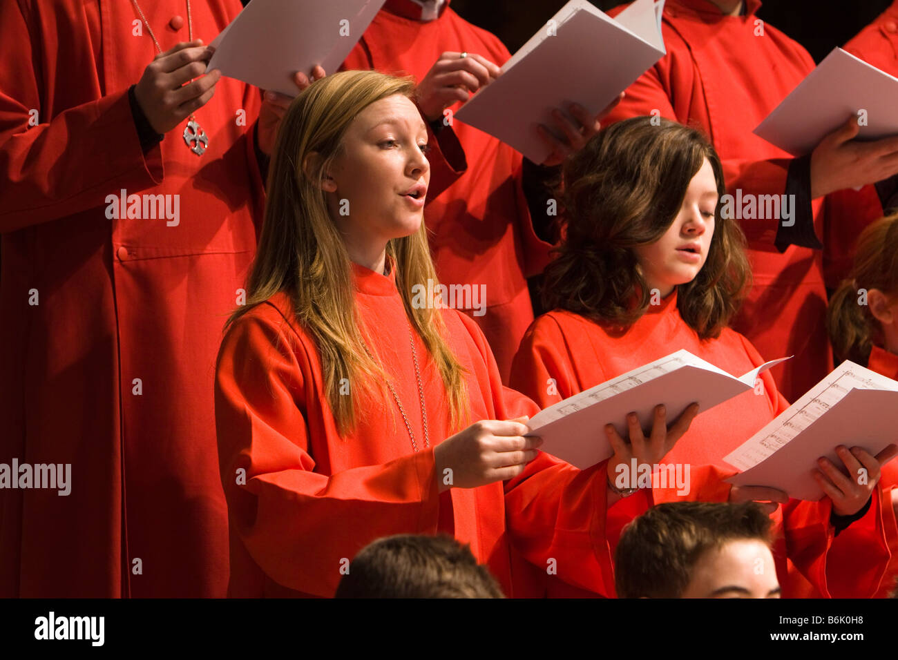 Regno Unito Cheshire Chester Cathedral coro coristi durante le prove per il Natale carol Concerto Foto Stock