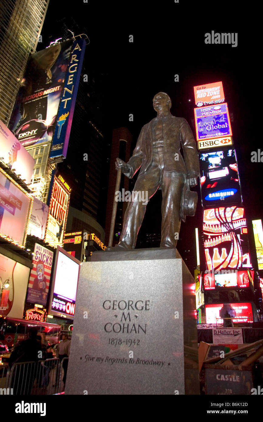George M Cohan Statua in Times Square di notte Manhattan New York City New York STATI UNITI D'AMERICA Foto Stock