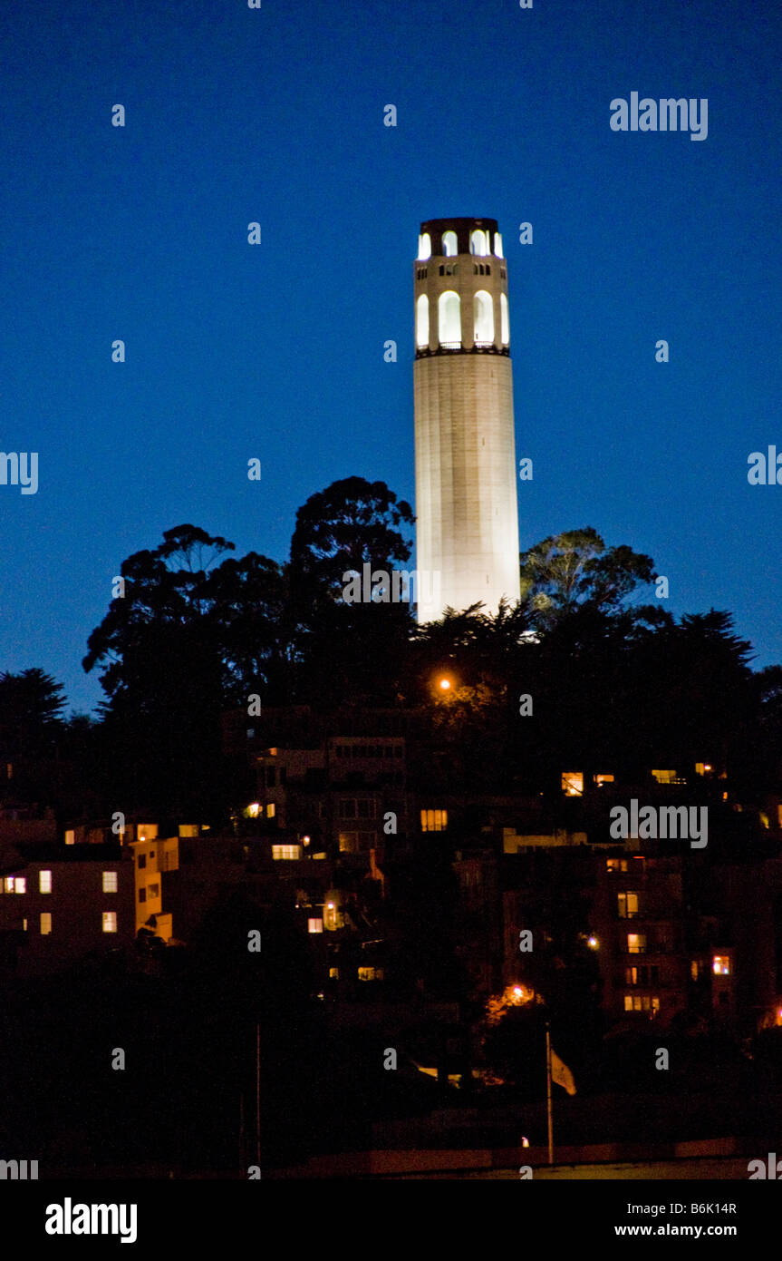 Torre Coit sul Telegraph Hill in San Francisco California CA USA di notte Foto Stock