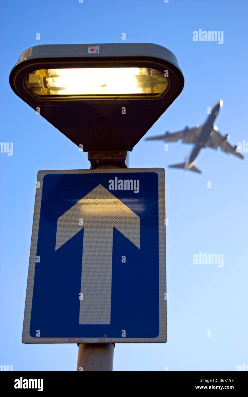 British una strada a senso unico segno di traffico con passaggio aereo diretto a Heathrow, a Hounslow, Middlesex, Inghilterra Foto Stock