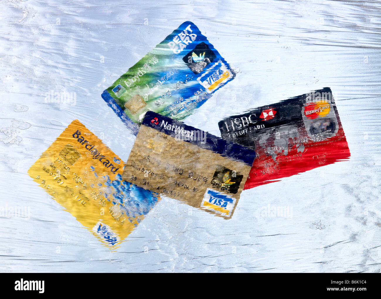 Carte di credito congelate in ghiaccio Foto Stock