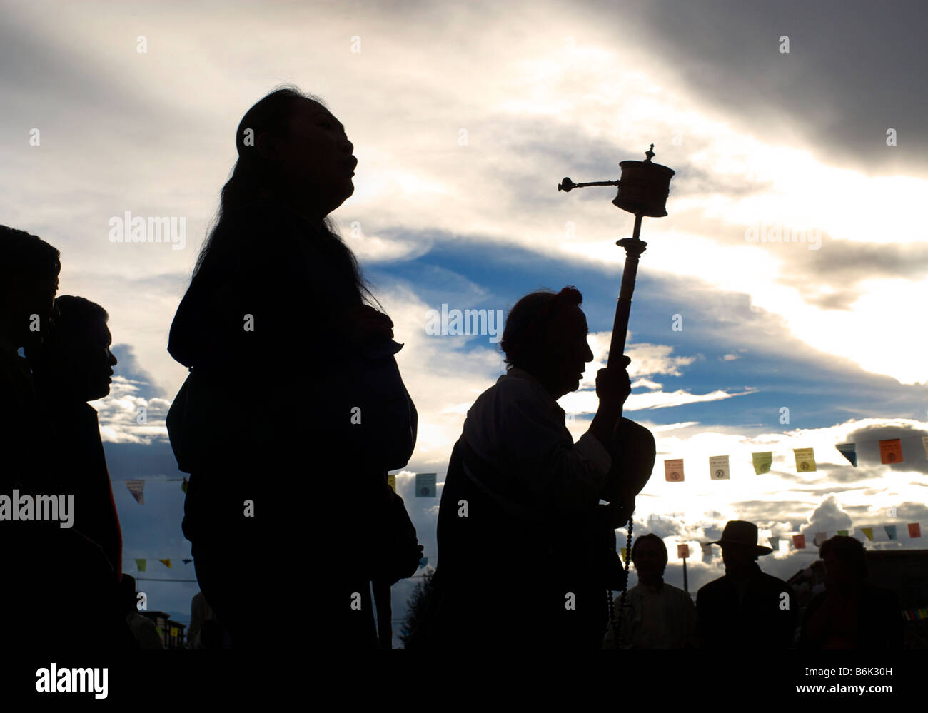 Stagliano forma di un tibetano pellegrini in piazza Barkor, Lhasa, in Tibet Foto Stock