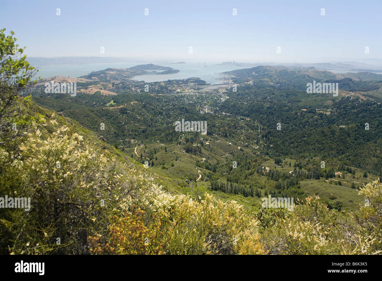 CALIFORNIA - Vista su Marin County e Richardson Bay a San Francisco e il Ponte della baia dal Monte Tamalpais. Foto Stock