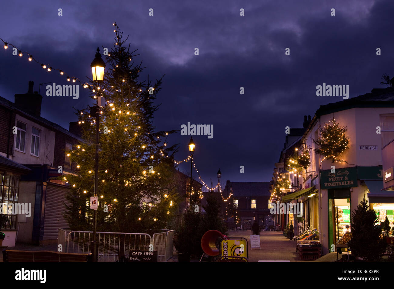 Regno Unito Inghilterra Cheshire Stockport Marple albero di Natale e negozi locali di notte Foto Stock