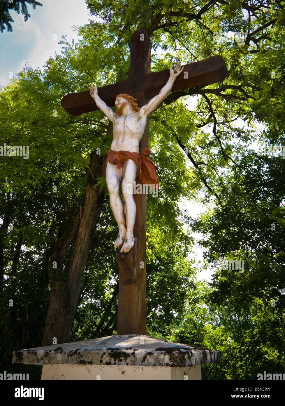 Grande statua di Gesù Cristo sulla croce al di fuori di una chiesa nel sud-ovest della Francia Europa Foto Stock