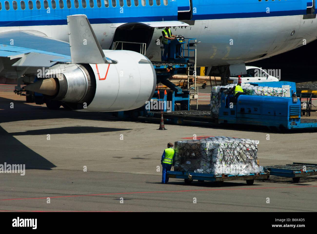 Aeromobili cargo carico su airport Foto Stock