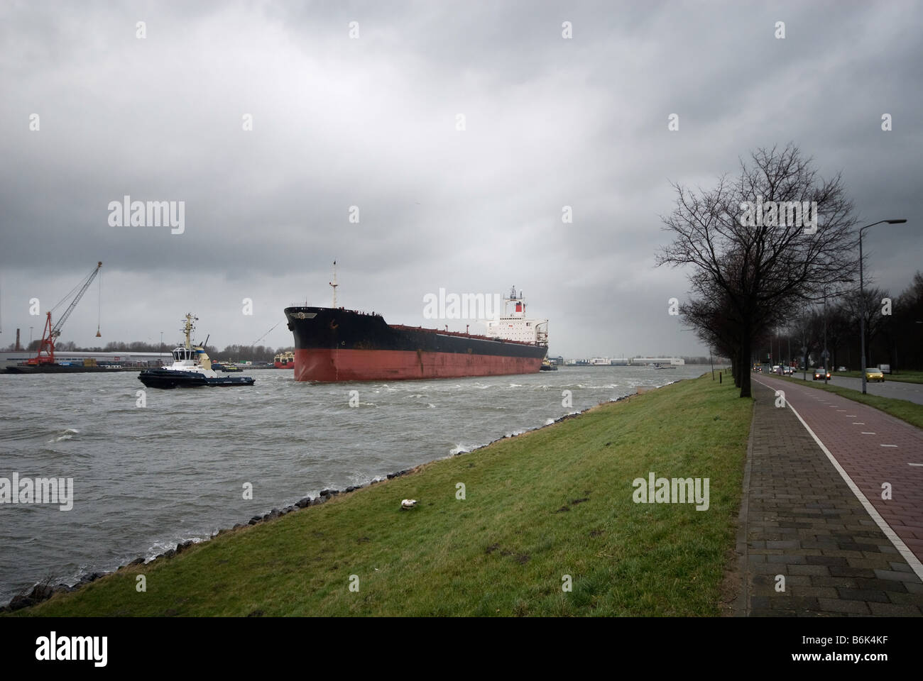 Un rimorchiatore a traino e grande nave nel canale Foto Stock