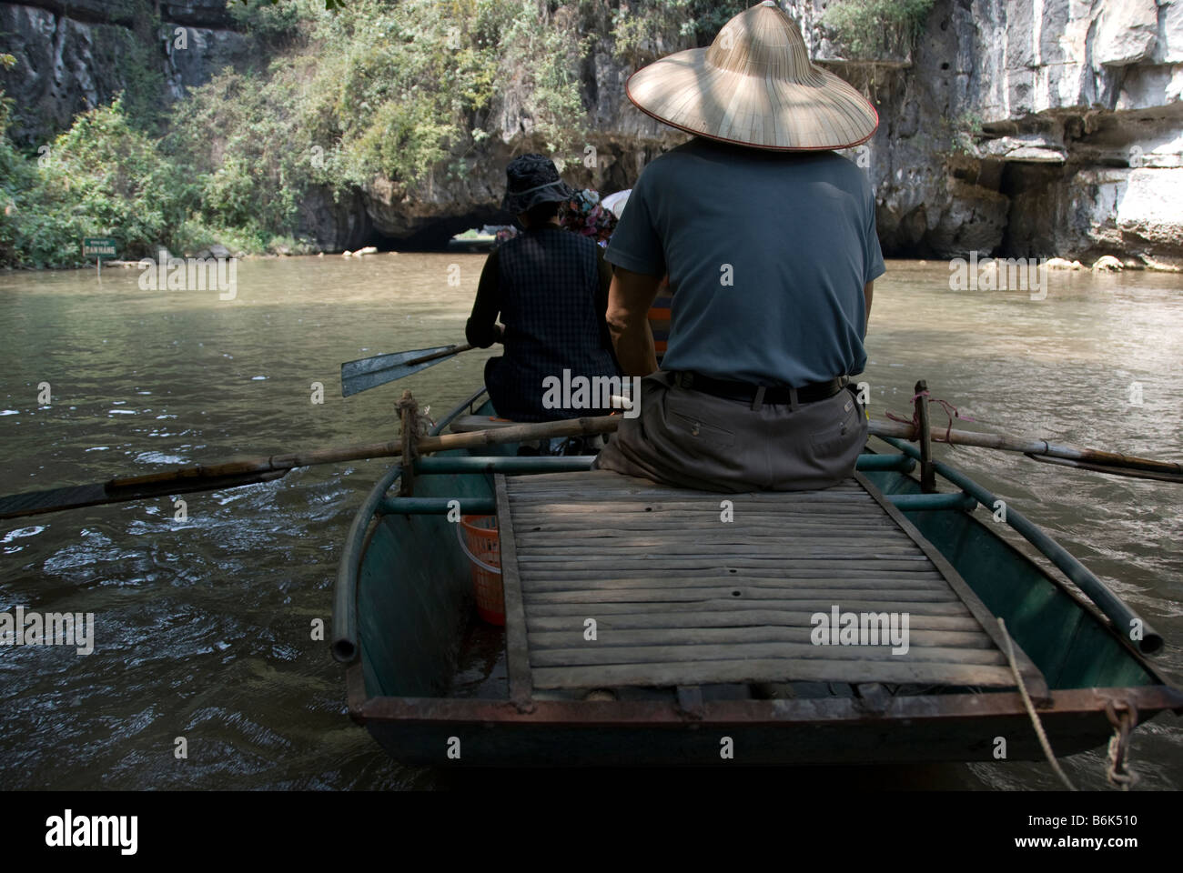 Un giro in barca sul Ngo Dong River, Tam Coc (tre grotte), Vietnam Foto Stock