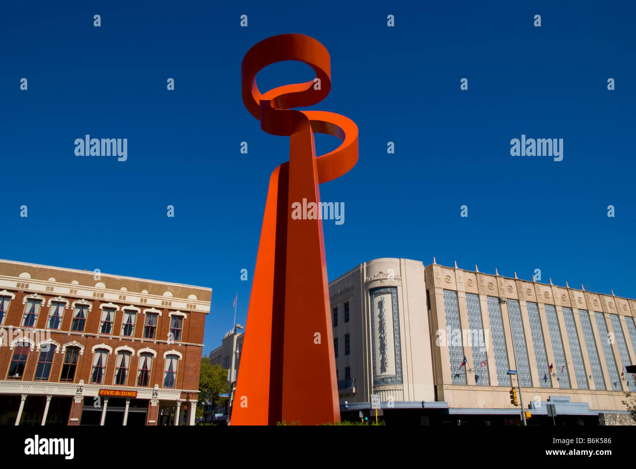 Torcia di amicizia Red arte scultura di San Antonio TX Texas Southwestern US SW America American stati uniti Foto Stock