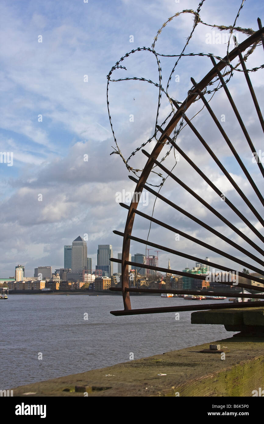 Canary Wharf dalla banca di Southwark Foto Stock