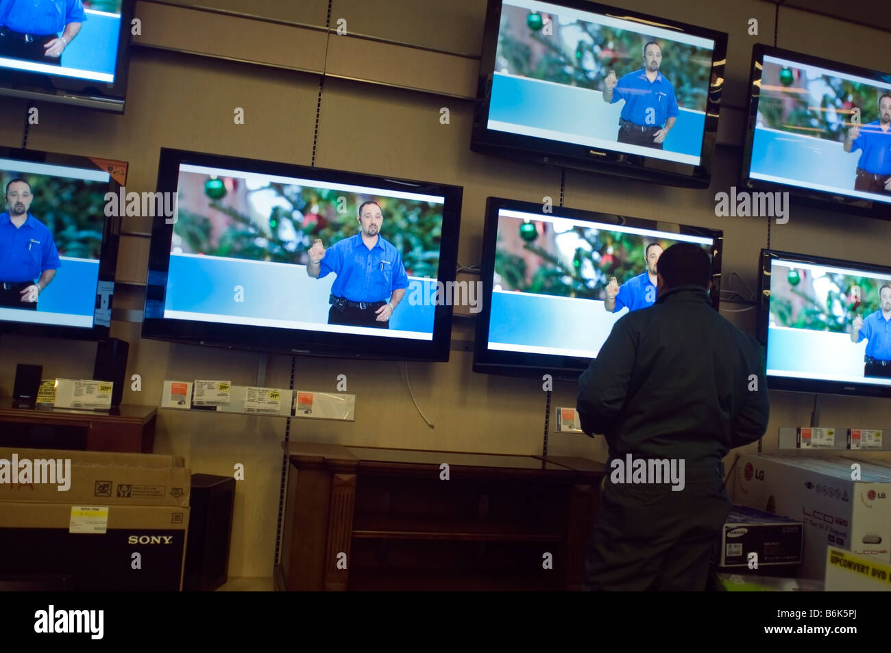 Ai clienti di sfogliare il televisore a schermo piatto, visualizzazione in un Best Buy negozio di elettronica in New York Foto Stock