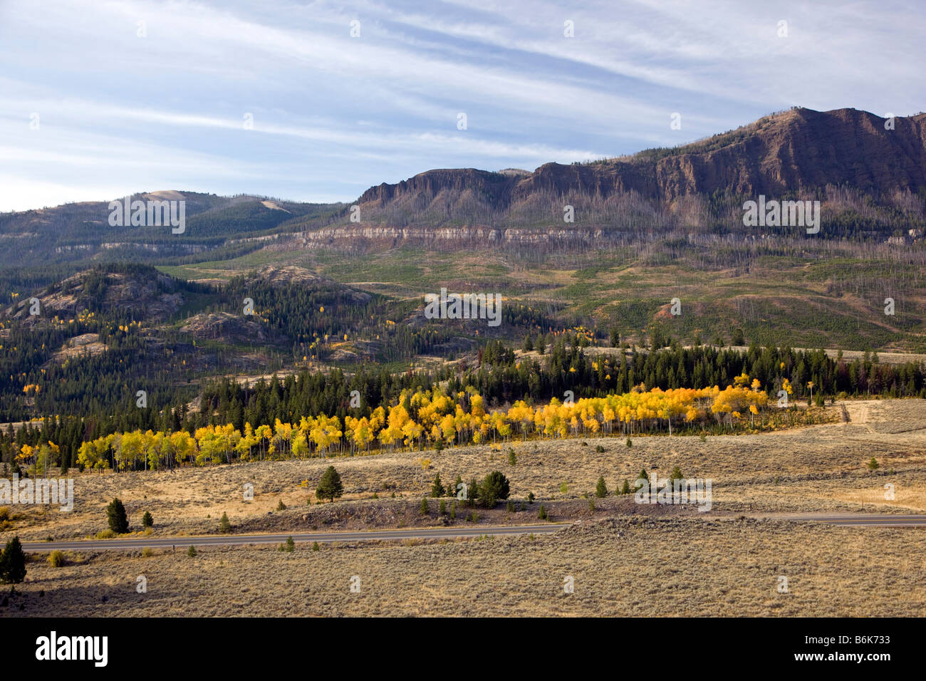 La Beartooth Scenic Byway (Rt. 212) incrocia Beartooth Pass (10.947') tra Cooke City, Wyoming e Red Lodge, Montana, USA Foto Stock