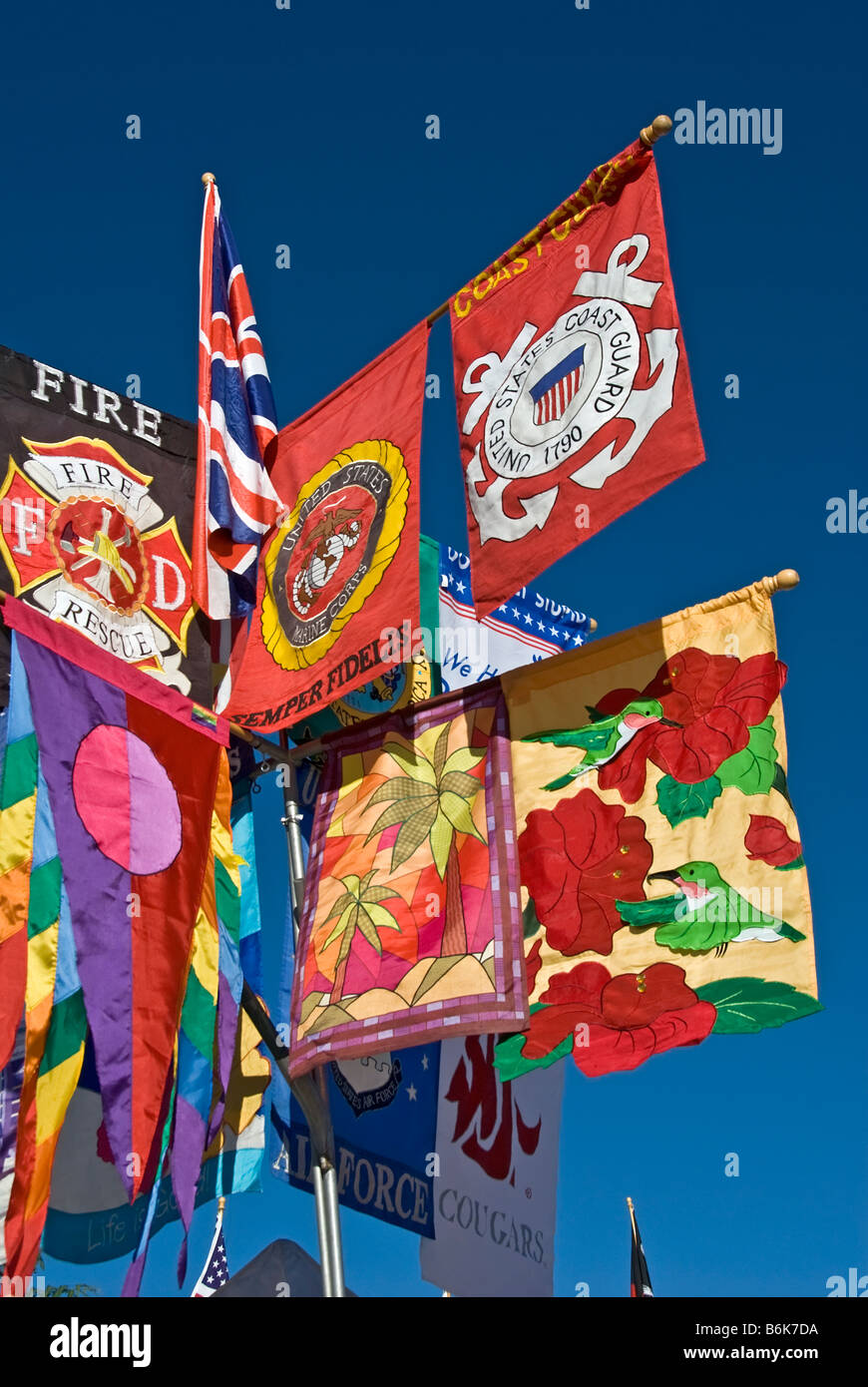 Palm Desert California vicino a Palm Springs CA College of the Desert Street Fair - swap meet Mercato delle Pulci bandiere banner Foto Stock