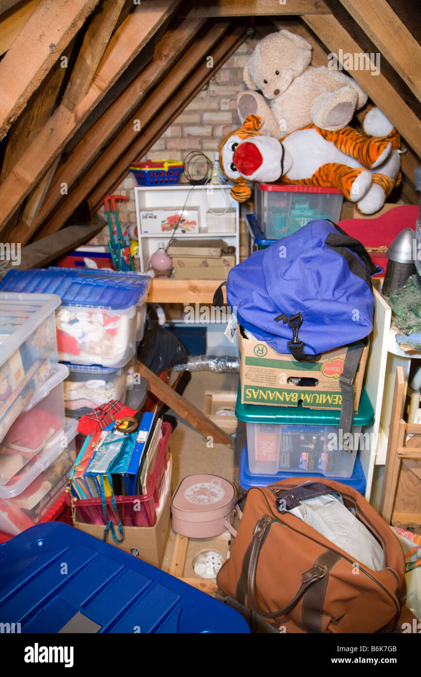 Un attico loft o pieno di vecchi junk e giocattoli, REGNO UNITO Foto Stock