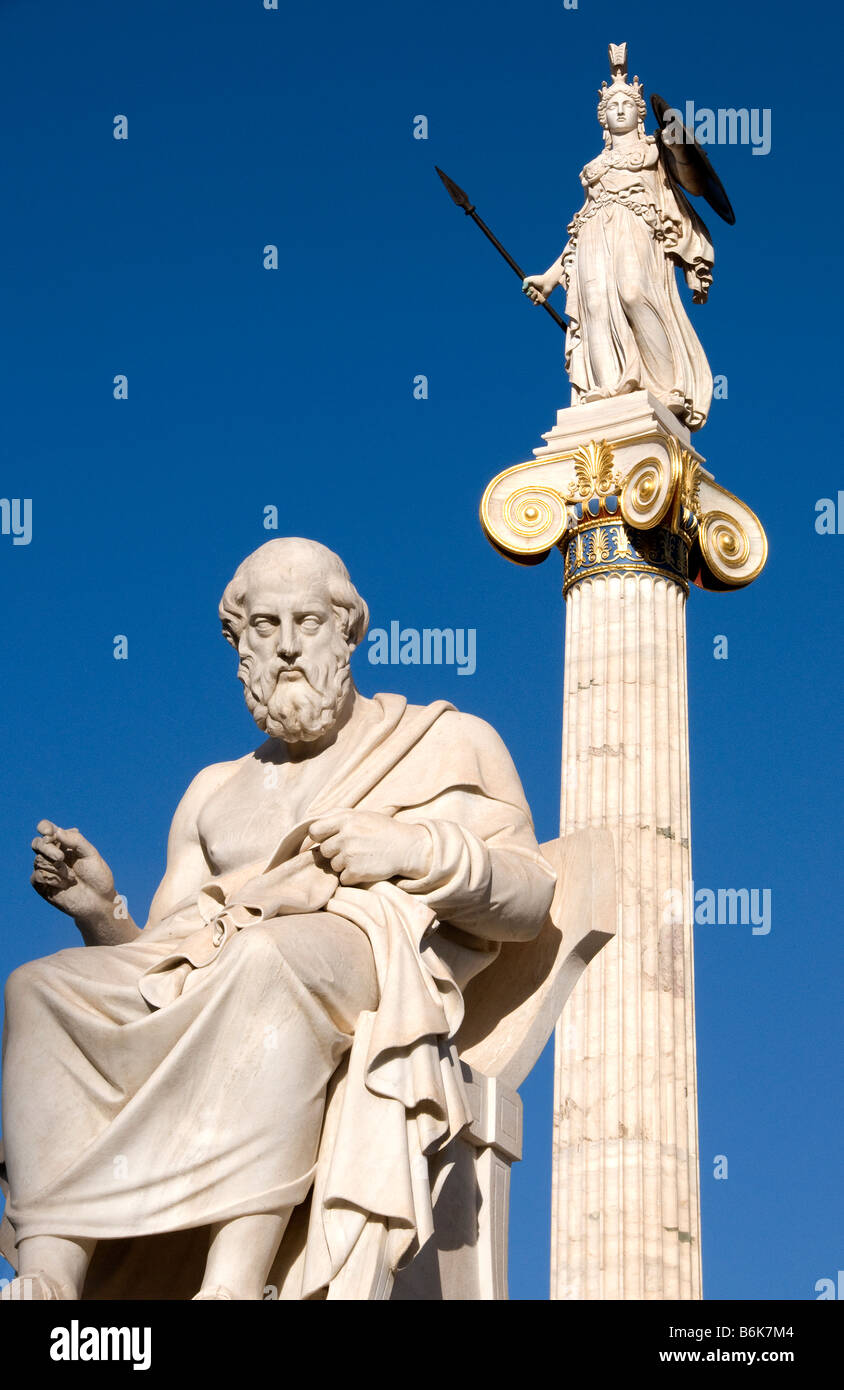 Atene Grecia statue in marmo dell'antico filosofo Platone e la dea Atena Pallas nella parte anteriore dell'Accademia Foto Stock