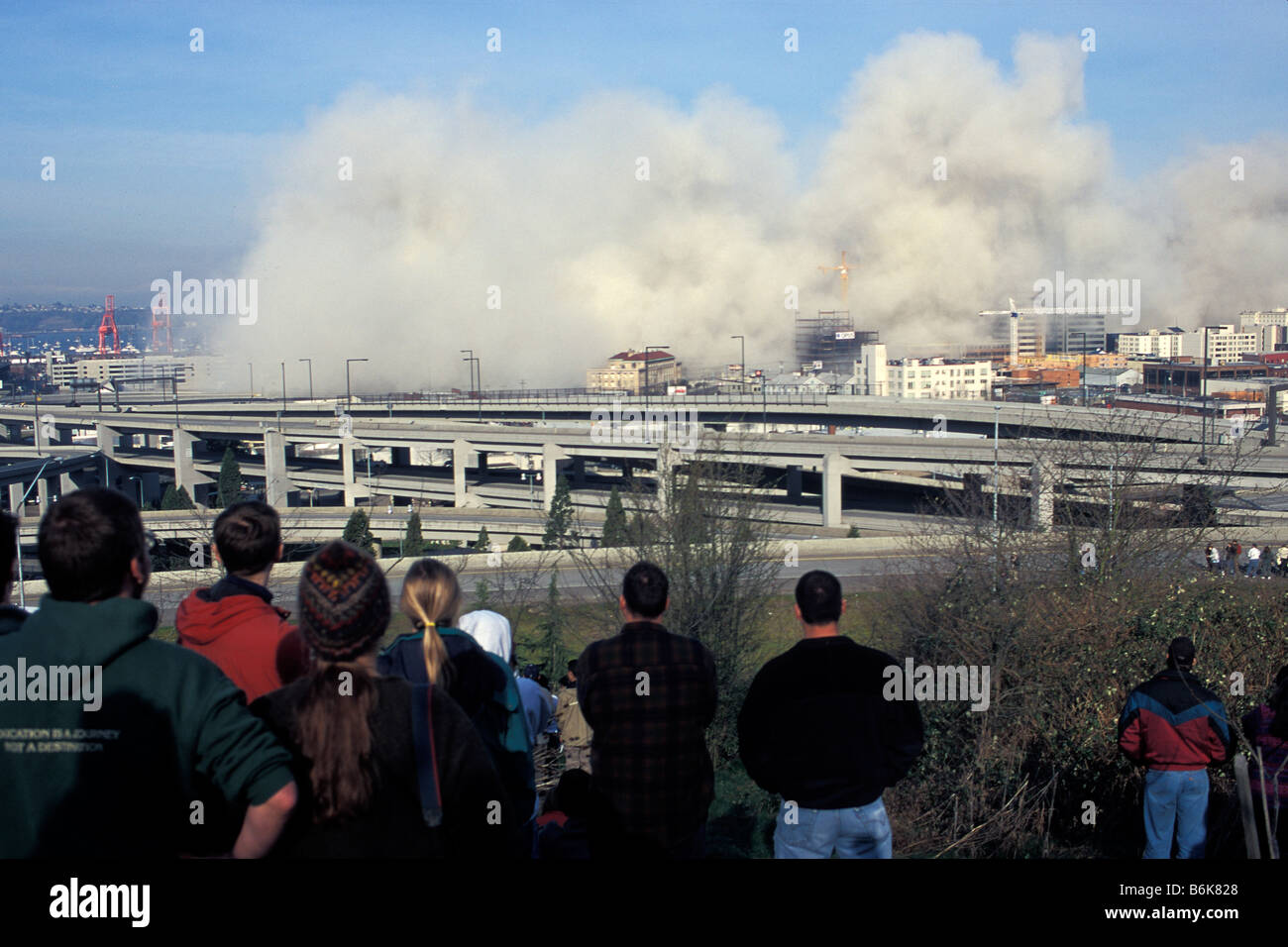 La folla di gente guarda il Kingdome Sports Arena implosione a 8 30 am 26 marzo 2000 Seattle Washington Foto Stock