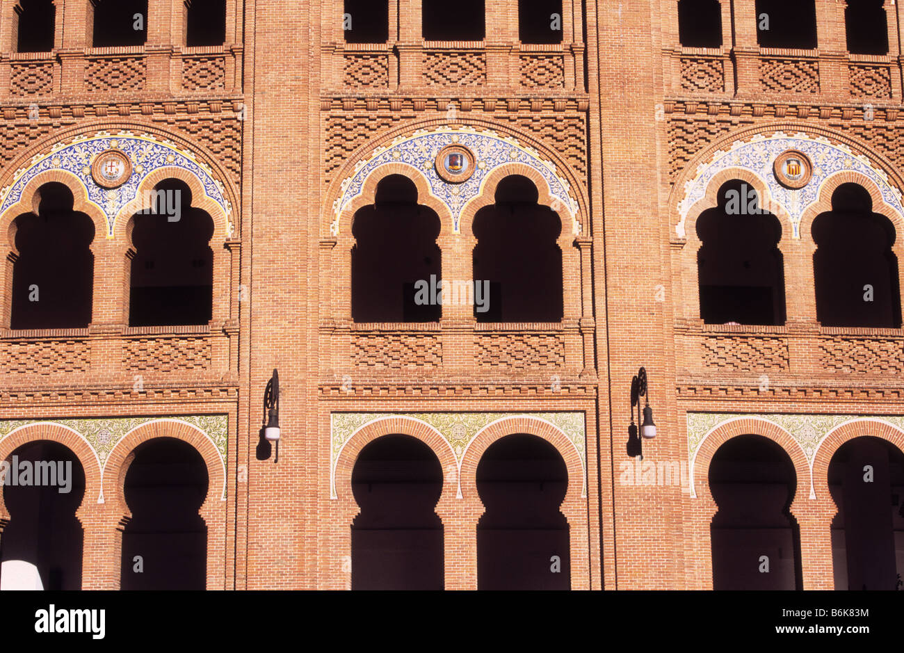 Dettaglio delle finestre ad arco e dei balconi all'esterno dell'arena Plaza de Toros de Las Ventas in stile moresco/neo-mudéjar, Ventas, Madrid, Spagna Foto Stock