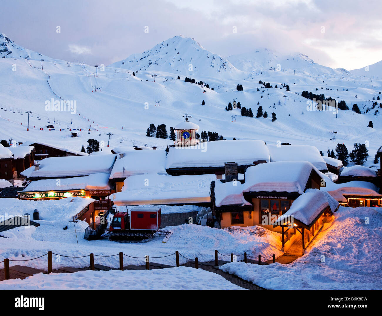 Belle Plagne al tramonto La Plagne Alpi Francesi Francia Europa Foto Stock