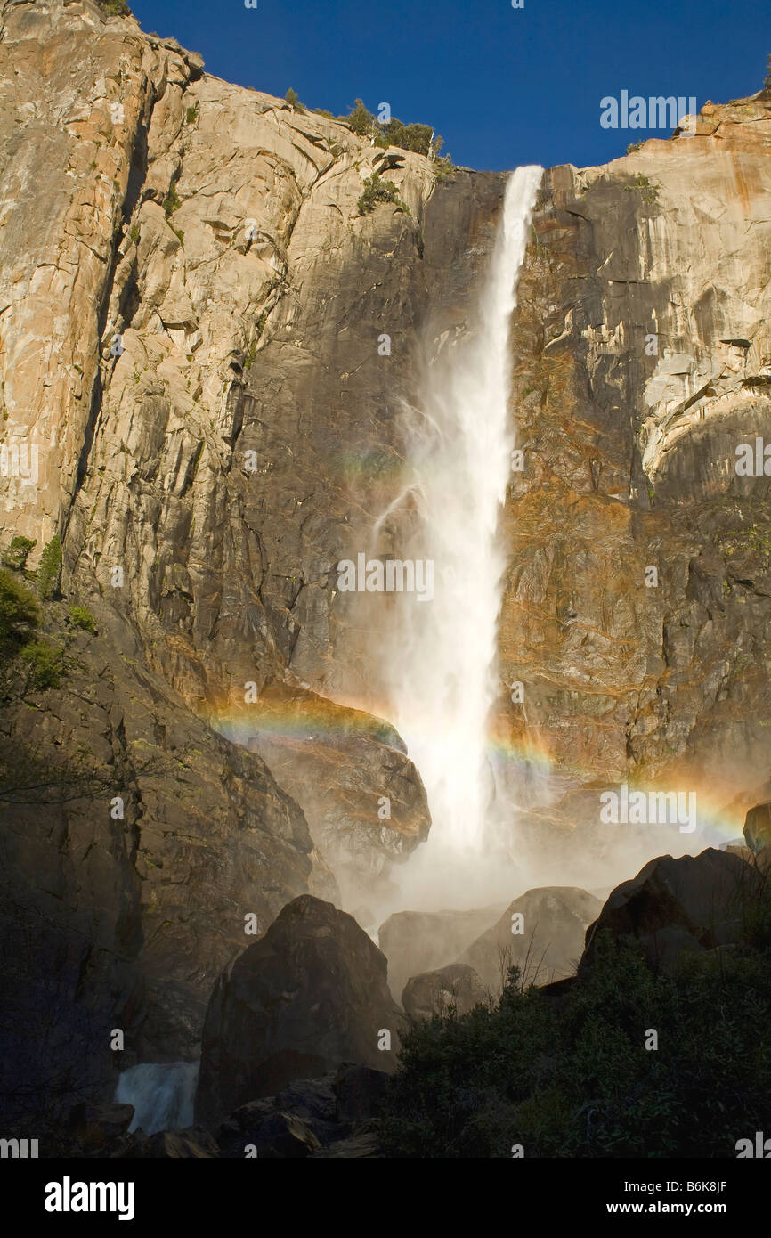 CALIFORNIA Rainbow in corrispondenza della base inferiore di Yosemite Falls nel Parco Nazionale di Yosemite Foto Stock
