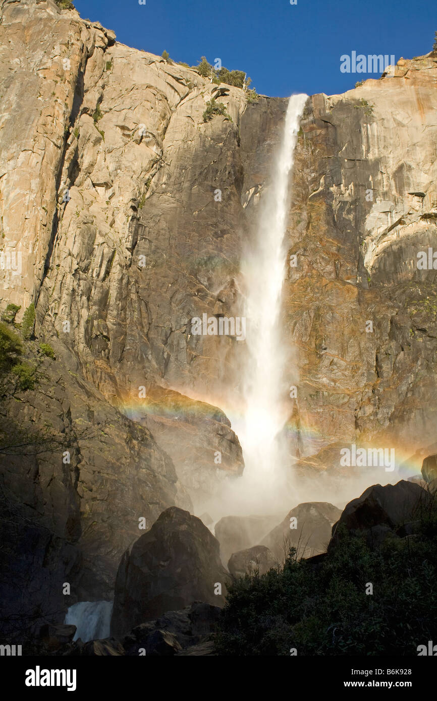 CALIFORNIA - Rainbow in corrispondenza della base inferiore di Yosemite Falls nel Parco Nazionale di Yosemite. Foto Stock
