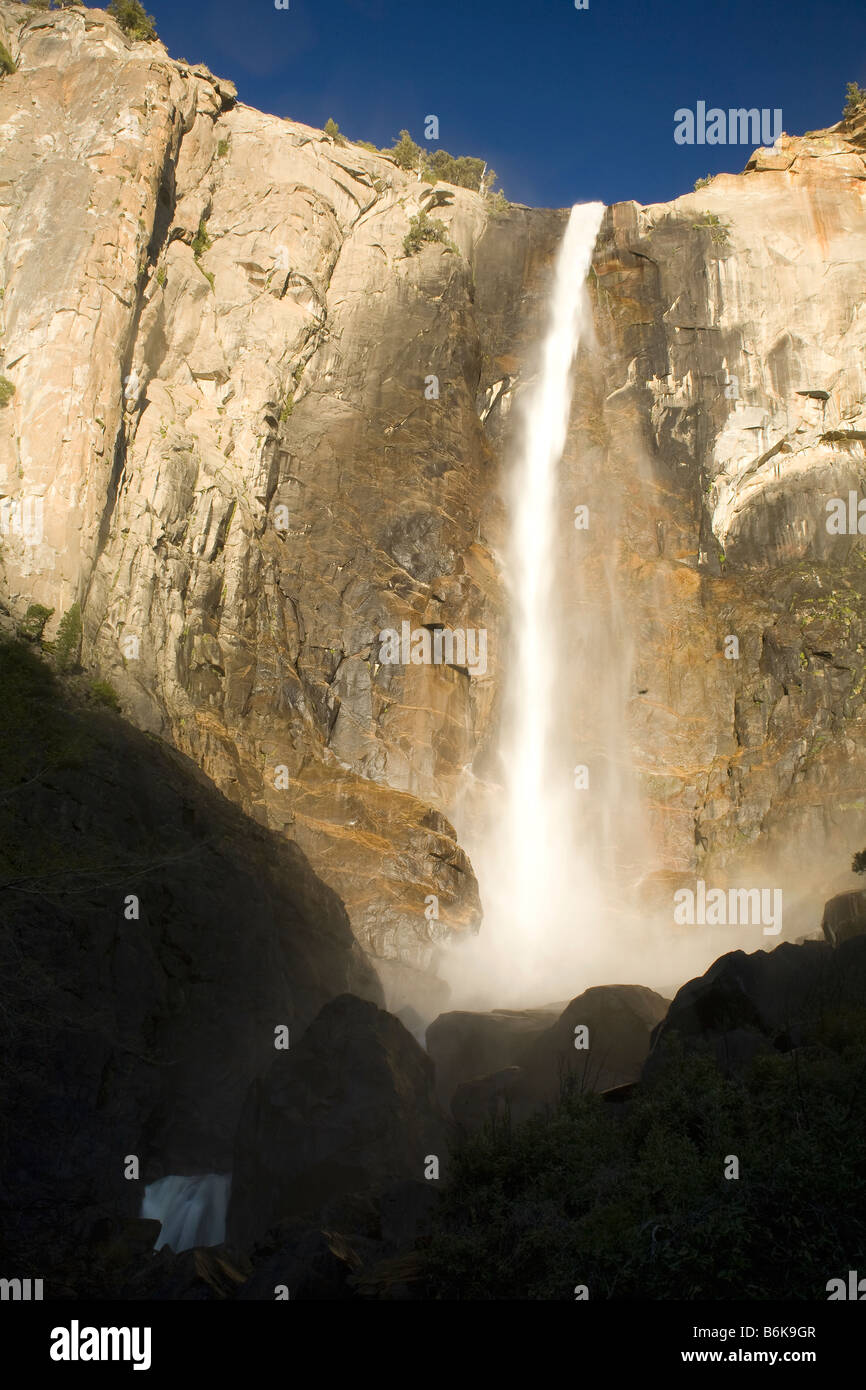 CALIFORNIA - Abbassare Yosemite Falls nel Parco Nazionale di Yosemite. Foto Stock