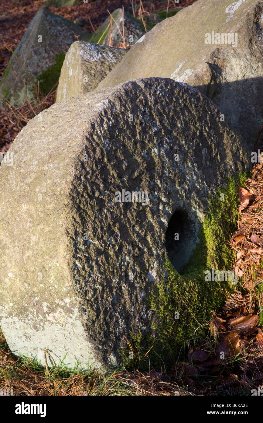 Hathersage. Scolpito, cesellato rotondo, ruota di mulino abbandonata, vecchio, rurale, antica macina. Mill Stones nel Peak District National Park, Derbyshire, Regno Unito Foto Stock