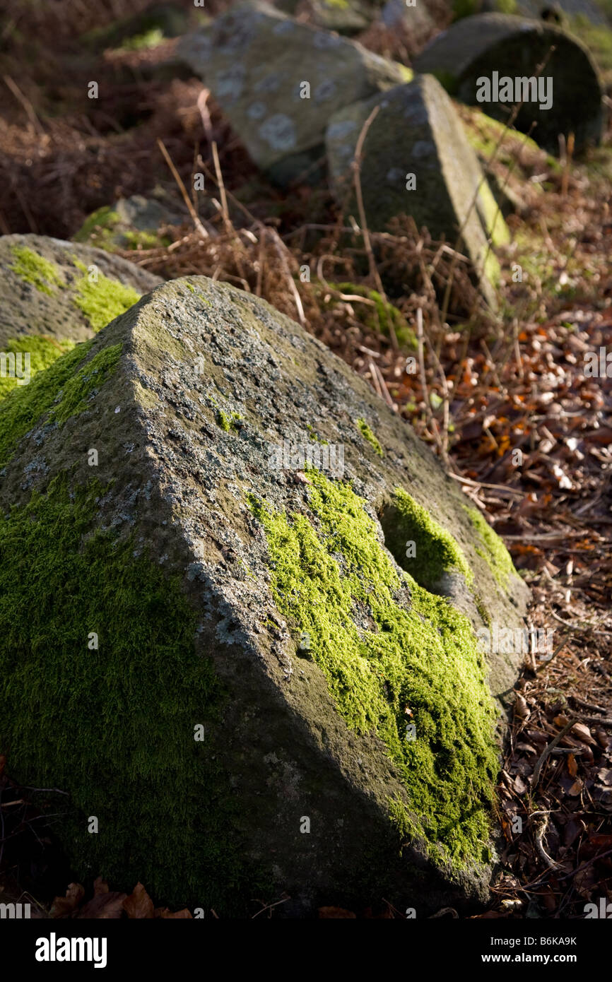 Hathersage. Scolpito, cesellato rotondo, ruota di mulino abbandonata, vecchio, rurale, antica macina. Mill Stones nel Peak District National Park, Derbyshire, Regno Unito Foto Stock