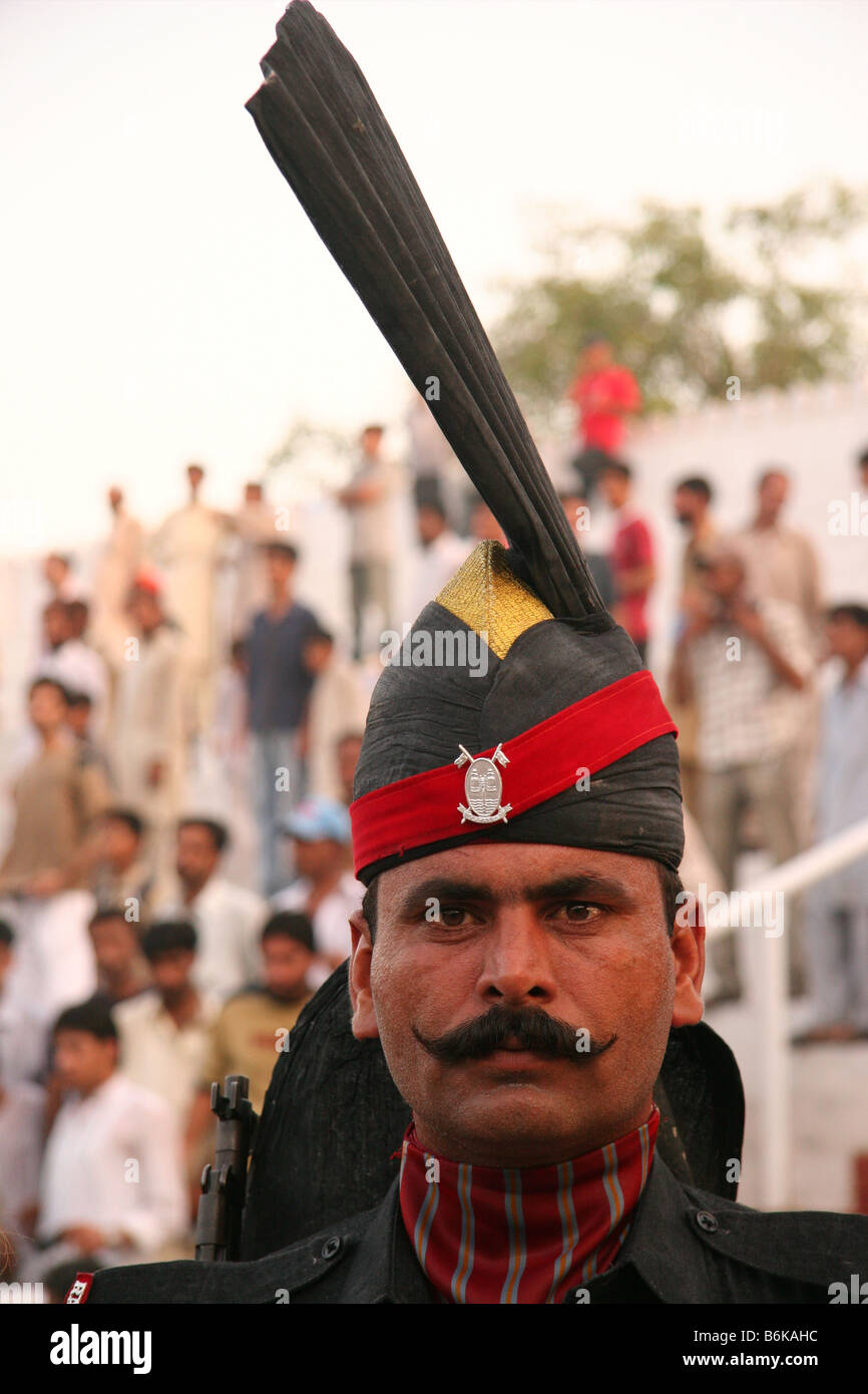 Il pakistan guardia di confine al confine cerimonia di chiusura Foto Stock