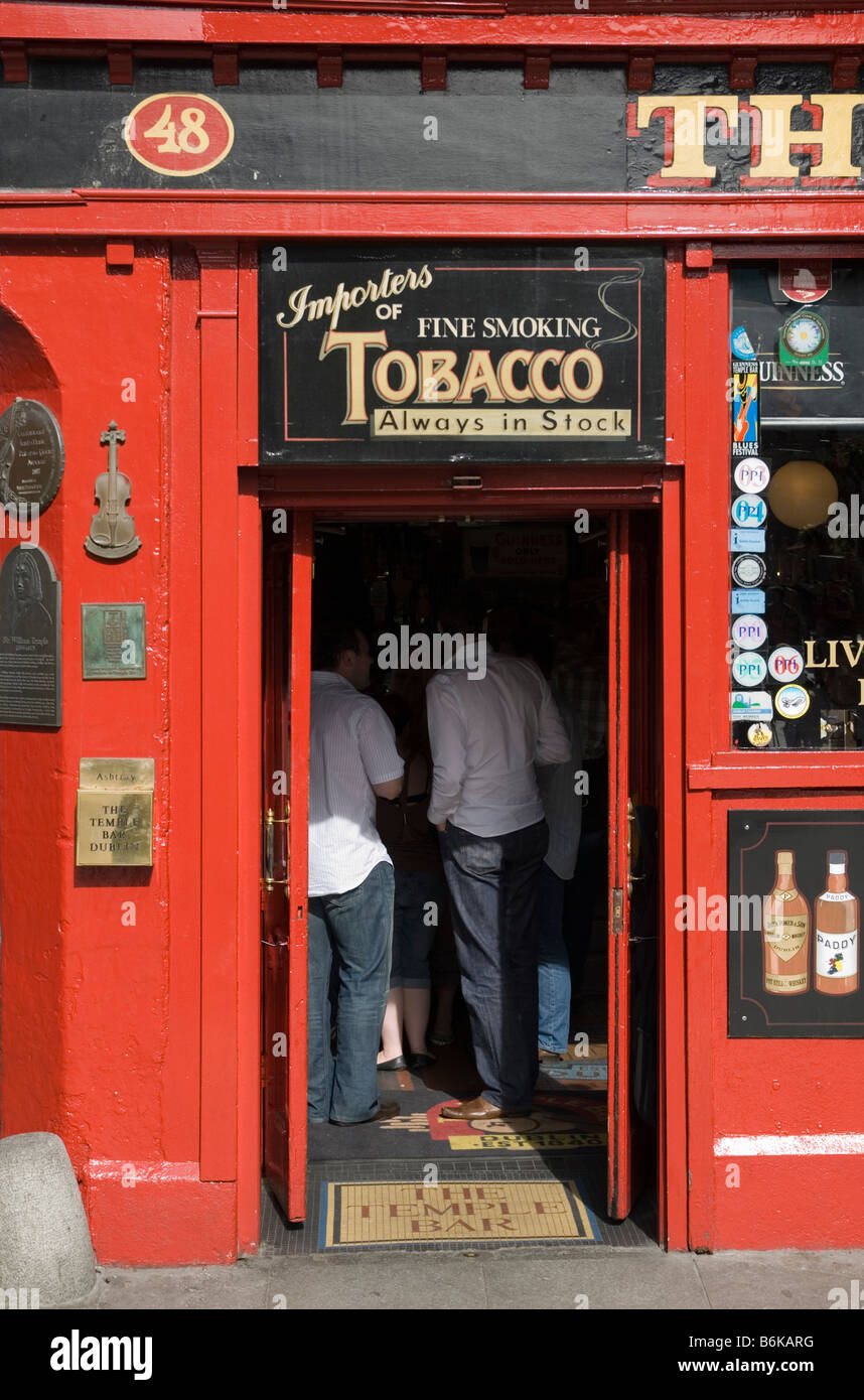 Porta al pub Temple Bar di Dublino, Irlanda Foto Stock