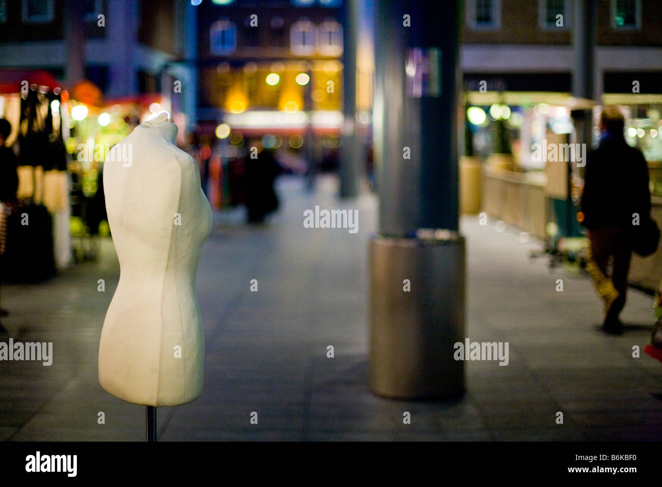 Adattare il manichino nella strada del mercato di Natale decorazioni di strada sopra Foto Stock