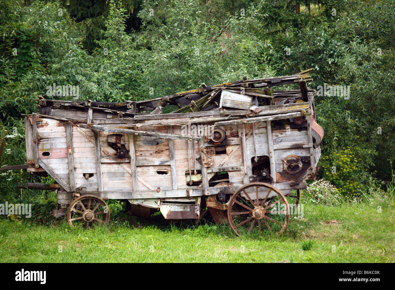 Vecchio e rotto roulotte in legno nel paese rumeno Foto Stock